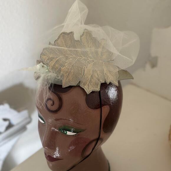 ElizaBeth Rohloff 1950s BEIGE SILK TULLE FASCINATOR HAT FEATHER VEIL FLORAL - Picture 1 of 3